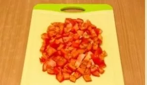 We wash the peppers, take out the seeds and cut them into cubes.