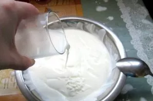 Mix yogurt, whipped cream and sugar. The amount of sugar depends on how sweetly you like your dessert. I put 2 tablespoons. Pour the cool...