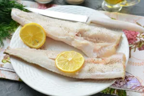 Sprinkle the fish with lemon juice.
