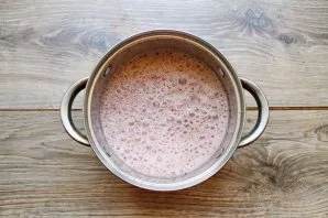 Put the pot with cocoa on a slow fire and cook for 1-2 minutes. Beat until foamy and pour into glasses.