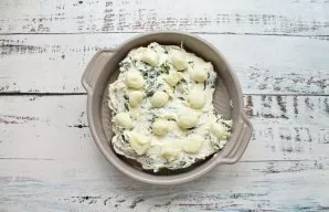 Cut the mozzarella into pieces and put it on top.