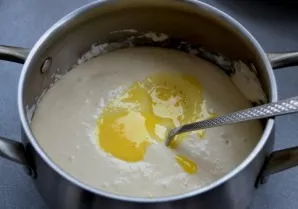 Pour a mixture of yolk, sugar and salt into the risen dough.