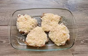 Grate the cheese and sprinkle it on the carbonate. Pour some water into the mold.