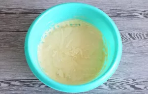 At the end of mixing, add vegetable oil and mix well again.