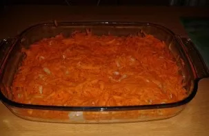 Put the carrots in a mold and smooth them. Garlic lovers can squeeze a couple of slices through a press and put it on top.