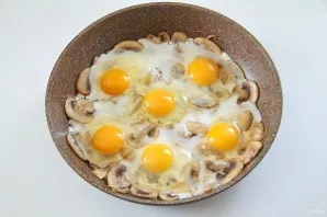 Separate the mushrooms and onions slightly and beat the eggs into the pan. Salt the eggs to taste, if desired, you can add your favorite ...