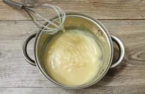 Heat the remaining milk over low heat and beat all the time, pouring the egg-flour mass in a thin stream. Cook, stirring, until thickened.