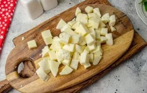 Wash the tomatoes, dry and cut as you wish. You can cut into slices or circles, like mine.