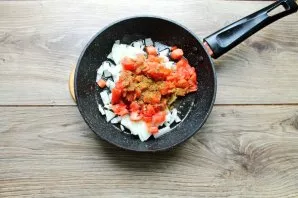 Cut the tomatoes into pieces, put in a pan with onions, add spices.