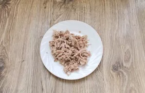 Finely chop the pork and mix it with the garlic mass.