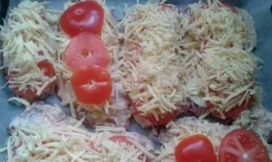 Then add the sliced tomato and the cheese grated on a coarse grater. Put the baking sheet in the preheated oven for 40-45 minutes.
