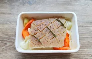 Remove the dish from the oven and turn the meat skin side up. Salt everything well, sprinkle with pepper and put bay leaves in the slits.