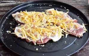 Grate hard cheese on a coarse grater. Sprinkle the meat.