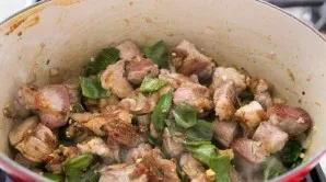 Return the meat, add chopped paprika.