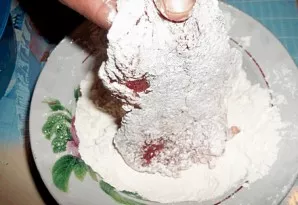 Separately prepare a plate with flour (you can use breadcrumbs). Roll the carbonade on all sides in flour.