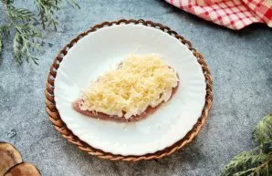 Grate the cheese and sprinkle on top of the onion. Transfer the meat to a baking sheet greased with vegetable oil and place in a hot oven...