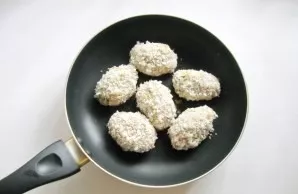 Form cutlets from the meat and roll in breadcrumbs. Put in a hot pan with oil.
