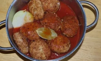 Mix tomato paste with 300 ml of water. Pour cutlets with a mixture of tomatoes, add water so that the cutlets cover and bring to a boil o...