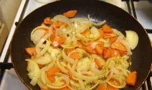 Now fry the carrots and onions over medium heat.