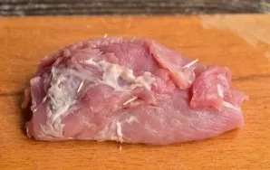 Roll the meat into a roll. Fasten well with toothpicks.