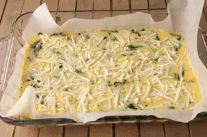 Salt and pepper the spinach to taste and put it on top of the eggs. Spread the cheese in an even layer and place in the oven for 20 minutes.