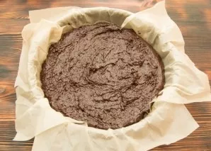 We cover the form with baking paper, pour the dough into it and put it in the oven for 25-30 minutes