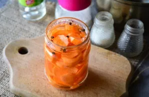 Pour carrots with hot marinade.