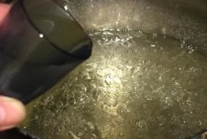 Put the water to boil. Put salt and vinegar in it.