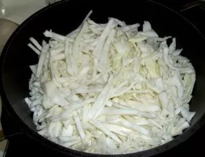 Next, you can put cabbage in the pan. Mix everything carefully.