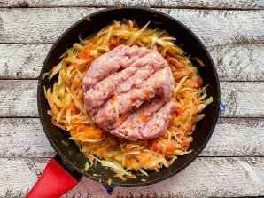 Add the mince, mix well and fry all for 10-12 minutes.