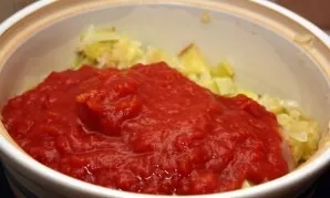 When the cabbage and zucchini are almost ready, add grated tomatoes or tomato paste. Simmer for 5 minutes.