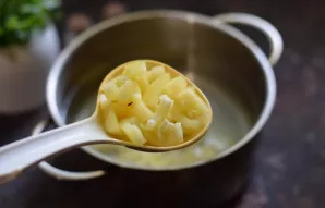 Clean the sweet pepper, cut into strips and put in a saucepan. Boil vegetables and rice for 20 minutes until cooked.