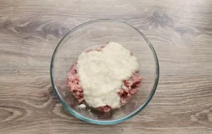 Put the minced meat in a bowl and add the mashed baguette, onion and garlic mass.