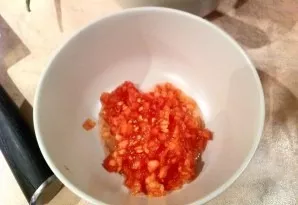Cut the tomatoes into small cubes. It is better to remove the peel in advance.