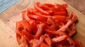 Finally chop the tomatoes. Carefully remove the core with juice and seeds so as not to pour juice into the salad, and chop the pulp.