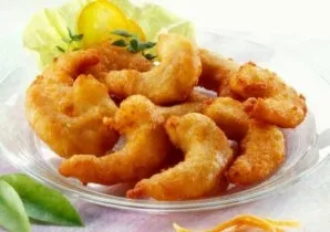 The shrimp in the dough is ready. Put them on a plate and sprinkle with lemon juice. Serve on lettuce leaves with sliced lemon. Enjoy you...