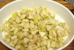 Remove the core from the pears. Cut into small cubes.