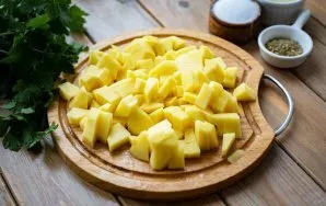 Cut the potatoes into small cubes.