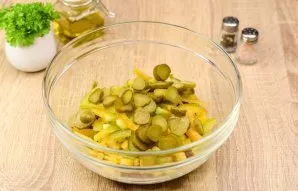 Cut the pickled cucumbers into slices and add to the salad.