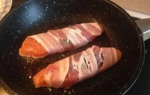 Heat the pan with a teaspoon of vegetable oil and put the fish wrapped in bacon.