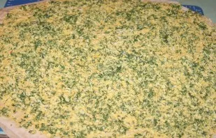 Put a second lavash on top, lightly press it with a rolling pin and grease it with egg and herb filling.