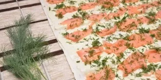 Sprinkle the top of the fish with crushed herbs over the entire sheet of lavash.