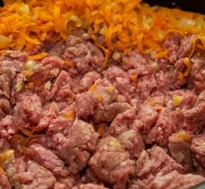 Add ground beef to the pan, knead it with a spatula, mix with vegetables.