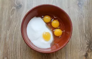 While the cream is cooling, take care of the cakes. To do this, beat the eggs in a bowl and add sugar.