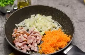 Peel the vegetables, cut the onion into cubes, grate the carrots. Also cut the bacon into cubes. Fry vegetables and bacon for 4-5 minutes...