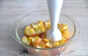 Mash the baked apples into a mash.