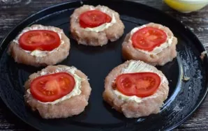 Wash the tomato, cut into circles and place in the center of each nest.