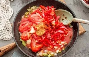 Add spices, pour about 1/2 glass of water and stew vegetables for 5 minutes.