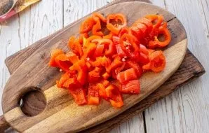 Remove the seeds from the sweet peppers. Cut the pulp into thin strips.