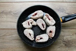 Pour vegetable oil into the pan and heat over medium heat. Put the fish in a pan.